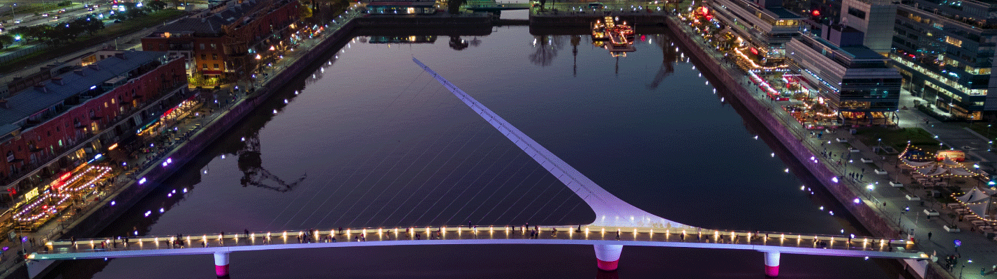 Puente de la mujer Puerto Madero, vista nocturna con algunos destellos del atardecer